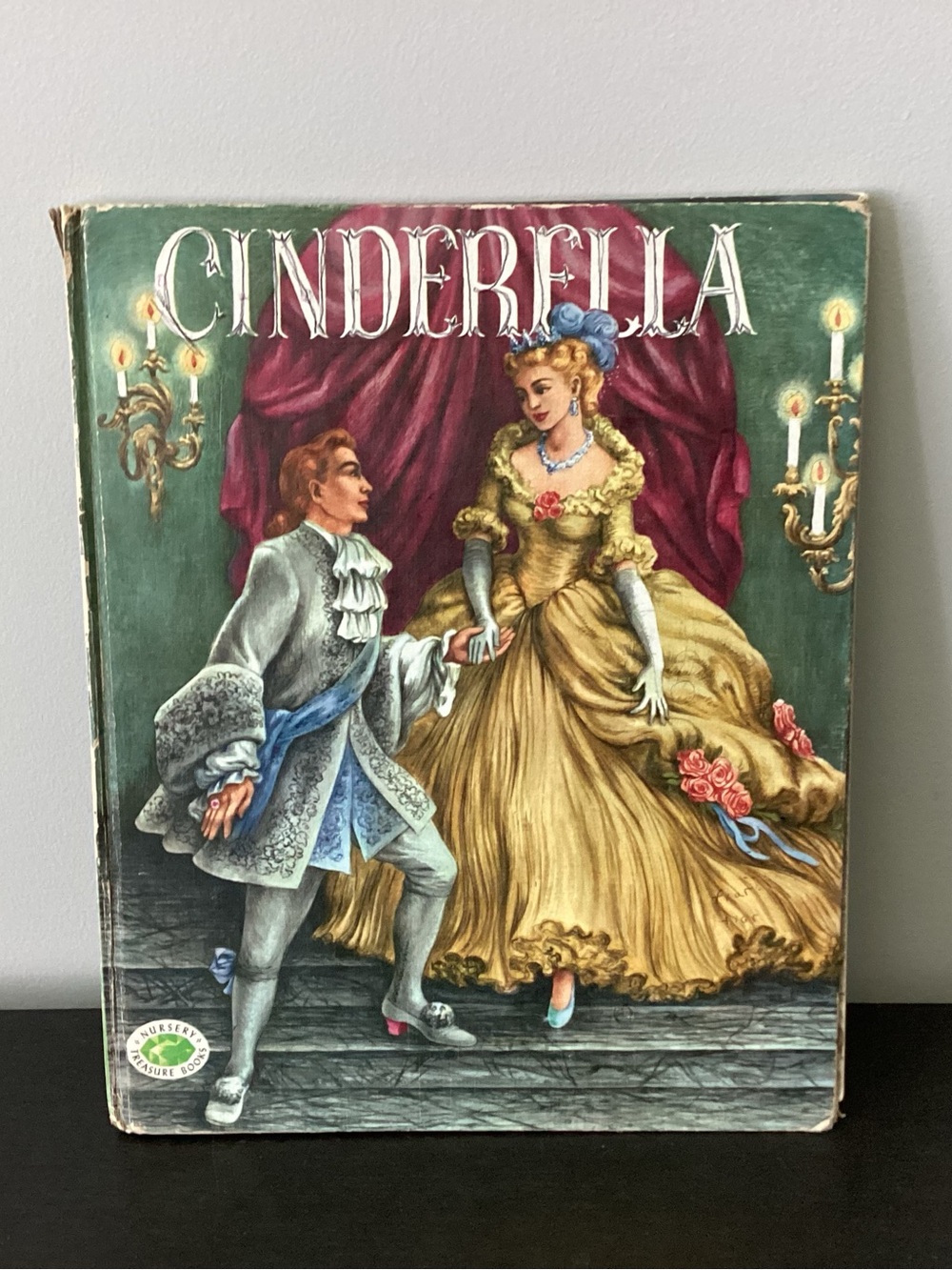 Vtg. Hardcover children’s book titled CINDERELLA a Classic Children’s Book